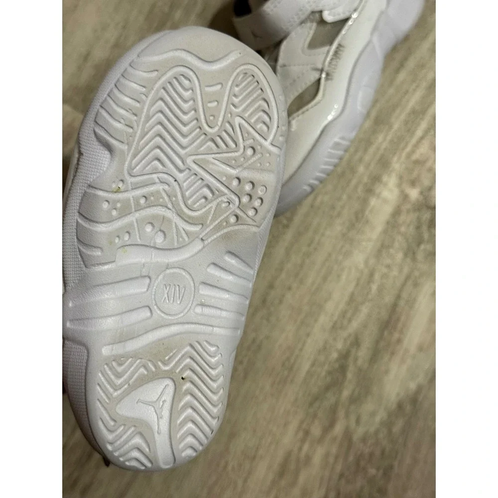 Air Jordan 11 Crib Bootie Infant Sneakers White Gray Black‎ Size 6C DQ8433-104